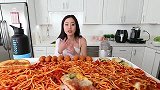 美女吃满桌子意大利面，美女真的是家里有矿