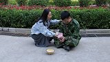 姑娘好心给乞丐500块，4年后女孩去面试，发现乞丐成了董事长