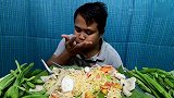 泰国小伙吃炒米线，搭配点野菜，简简单单又一餐