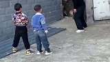 熊孩子们玩耍遭遇村痞恶霸大鹅，孩子们被杀得人仰马翻