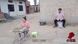 小伙摆摊卖核桃，没想却让顾客拿核桃玩起了游戏，真逗