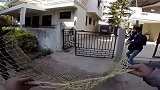 花豹闯入闹市，开启暴走模式，疯狂袭击路人！