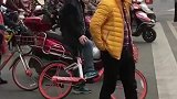 你们还记得他吗那个站在马路中间大喊的男子，感觉好久没见了