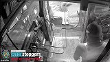 美国：纽约一年轻男子将70岁老人推下公共汽车