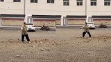 名场面！男生与旋风配合默契打太极 画面让人捧腹