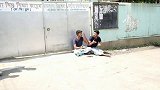 小伙假扮盲人，拿路边乞丐食物，被乞丐追着跑