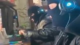 打个游戏还要全副武装吓死我了，还以为碰到劫匪了