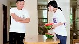 男女主人吃西瓜比赛，一旁的轮胎气得直呲牙，结局忍住别笑