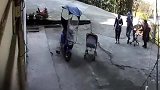 走路注意脚下！这声音我听着都疼