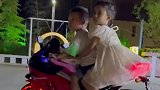 男孩载着女孩兜风，直呼想买
