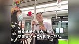 上海一老人误将地铁扶手当售卖机，扫码不出东西，小姐姐暖心解释