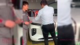 花70万买国产红旗，车头贴上五星红旗，马上提高一个档次！