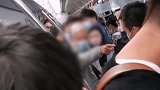 网曝上海地铁一白发老人为争座怒斥年轻小伙 小伙：这是道德绑架