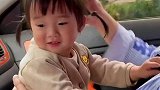 爸爸带娃果然有一套。萌娃日常 爸爸带娃 可爱