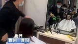 理发师用水平仪给顾客剪齐刘海，网友：科技与狠活！