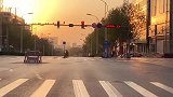 你是愿意在小城市里无忧无虑的生活，还是去大城市去梭哈一把呢