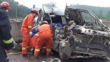 5死2伤！广西梧州一面包车追尾大货车 面包车外壳被撞破碎