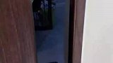 睡外面硬是把媳妇给锁屋里了