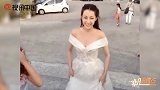 迪丽热巴穿白色婚纱合照肤白貌美长发披肩似仙女