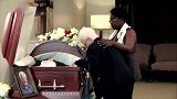 国外恶搞，老太猛锤死去老伴胸口，老伴竟然“复活”，路人懵圈了