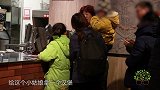 贫穷母亲没钱为女儿买汉堡，没想到有路人说：没事，我请你吧！