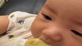 宝宝哭个不停，妈妈无奈只好使出绝招，一看就是个吃货！