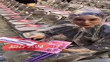 说话声音太大，把后面人笑死了！