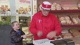 恶搞路人:面包突然爆发喷烟,路人被吓一跳,太会玩了笑出声