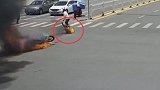 广东一摩托车被撞瞬间爆燃司机被大火活吞 市民火中抢人