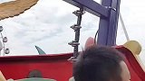 小朋友坐海盗船笑容逐渐消失