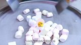 五颜六色的棉花糖，用火喷一下直接做成炒冰淇淋，开眼界了