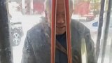 老人上门乞讨遇到爱心店主