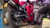 大爷把生锈的摩托车，块卖给我，看到标志后果断拿下！