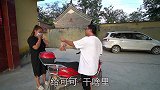 小光把姐姐买的虾尾送给对象，姐姐发现找妈妈理论，妈妈该咋解释