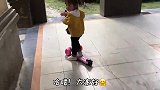 2岁妹妹欢欢喜喜接二哥放学，结果却总被二哥戏弄，蠢萌样好可爱