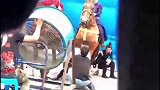 冯绍峰朱一龙同框骑假马拍戏，演技全靠想象实在太敬业了
