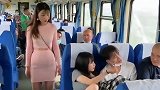 这两位情侣，看你们以后还敢不敢，在火车上随便脱鞋子了！