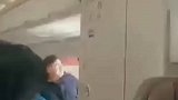飞机舱门被打开，大风迎面吹向乘客