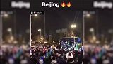 御林军球迷赛后聚集致敬国安众将 巴坎布示爱：love Beijing