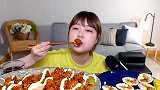韩国圆脸孝宁终于遇到了最爱的美味了