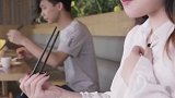 小姐姐吃饭的时候遇到心仪的小哥哥，她该怎么办好
