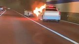 江苏镇江：一隧道内车辆追尾起火，路过车辆试图冲出时听到爆炸声