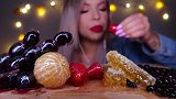 最近很流行在美食外面加冰糖外壳呀，吃起来更甜啦