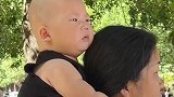 40岁的嫂子抱着小叔子去接孩子，孩子表情亮了
