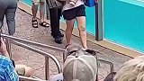 夫妻背包，哑剧演员特意求助，惊呼人与人不同