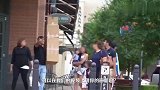 街头恶作剧，故意用箱子倒向路人，路人急忙伸手阻止
