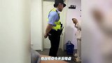 2元奶茶被拿走男子怒报警，14分钟找回获赔10元