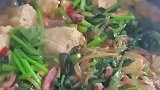 两根菜心不断吐水，网友见状议论纷纷