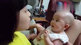 小宝宝不服姐姐老大地位，瞪大眼睛霸气叫嚣来啊，吵一架吧