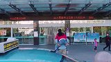 小伙真有男子气概，带姑娘来看病竟然直接把姑娘背进了医院